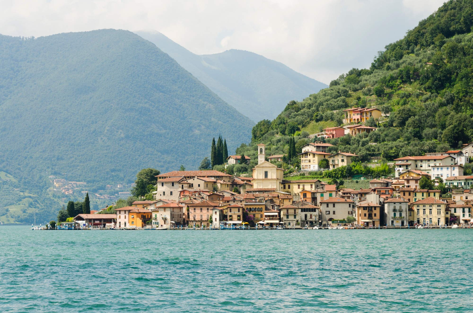 Pohodová atmosféra pri jazere Lago d’Iseo v severnom Taliansku. Malebná dedinka Iseo je ideálnym miestom pre relax bez náporu turistov.