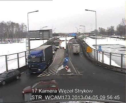 TIR wjeżdża w samochód osobowy na rondzie w Strykowie
