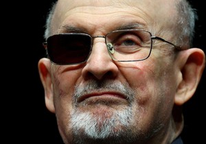 Salman Ruždi je tokom napada zadobio brojne teške povrede i izgubio vid na desno oko | Foto: REUTERS/Fabrizio Bensch/File Photo