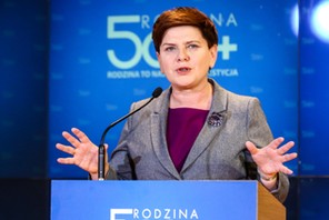 Beata Szydło podpisała umowę współpracy z bankami w programie Rodzina 500 plus 