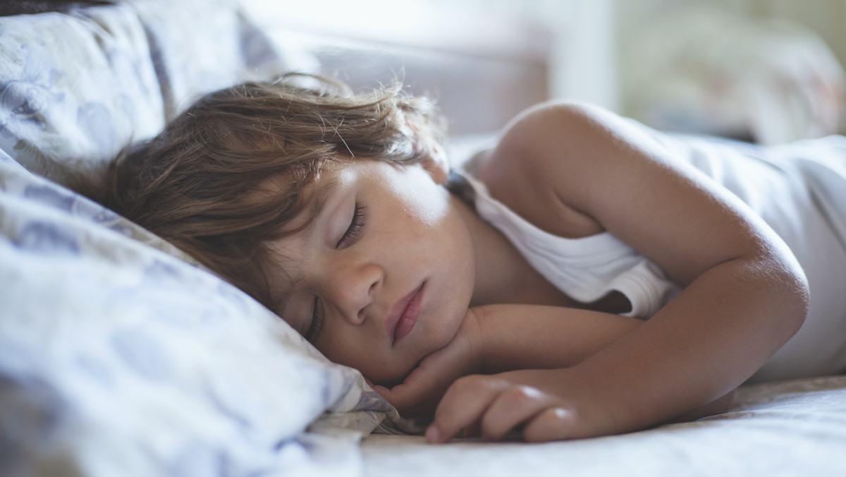 Dziecko poci się podczas snu - co to oznacza? Przyczyny, objawy, porady