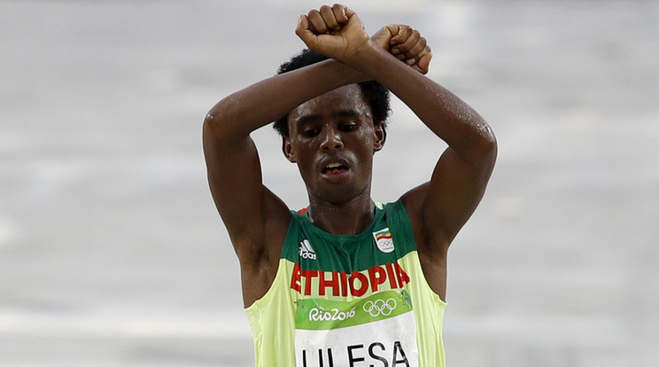 Lilesa célbaérés után azonnal felemelte a kezeit /Fotó: AFP