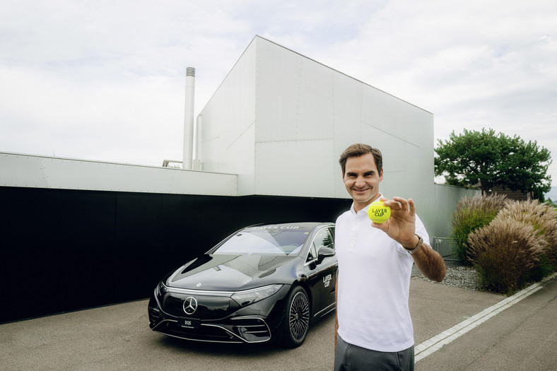 Mercedes EQS i Roger Federer