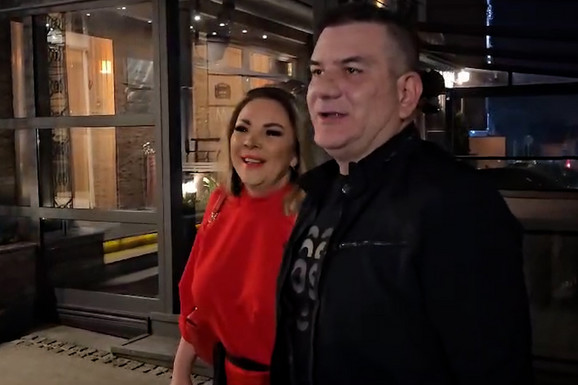 "SIN JE DOBIO MUŠKU FIGURU" Naša pevačica sama odgajala dete, a sada ima podršku partnera, otkrila i kakva je majka: "Postojala je nagrada i kazna"