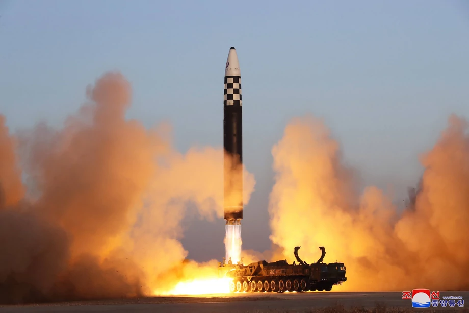 Międzykontynentalny pocisk balistyczny (ICBM), nazwany przez KRLD  Hwasongpho-17, wystrzelony w ramach ćwiczeń przez północnokoreańskie wojsko na międzynarodowym lotnisku w Pjongjangu w marcu 2023 r. Według agencji KCNA ćwiczenie zostało przeprowadzone w celu „silniejszego ostrzeżenia” przed wspólnymi ćwiczeniami wojskowymi USA i Korei Południowej.