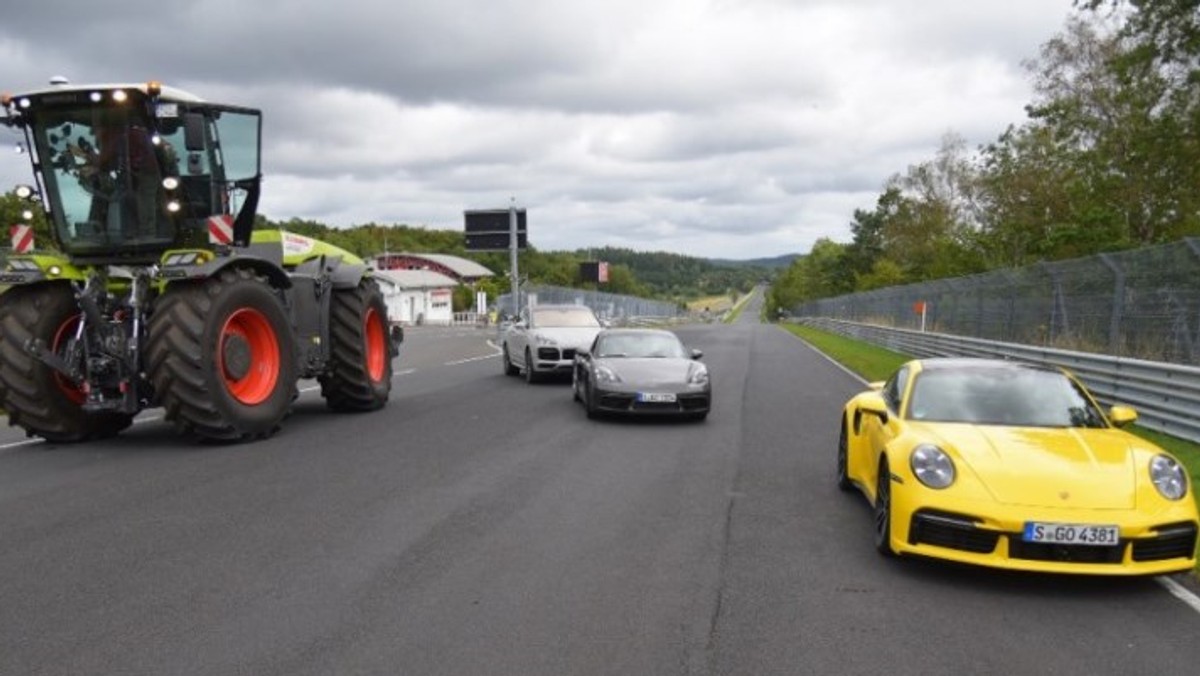 <strong>24 sierpnia 2020 roku na odcinku Nordschleife słynnego toru Nürburgring po raz pierwszy w historii trasę pokonał nowoczesny i potężny ciągnik - CLAAS XERION 5000. Co więcej - jadąc do tyłu.</strong>