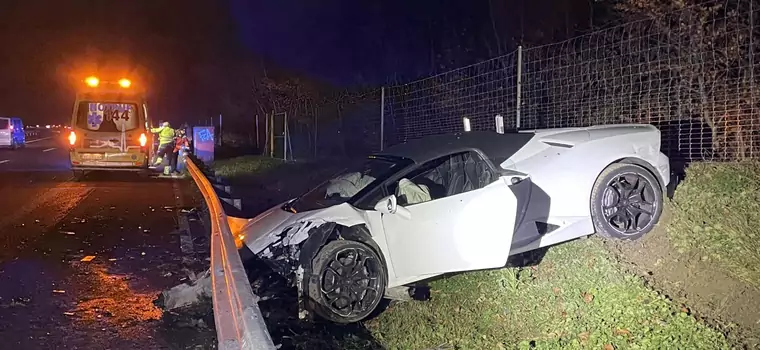 Wypadł z autostrady wypożyczonym Lamborghini. Policjanci wyczuli dziwną woń