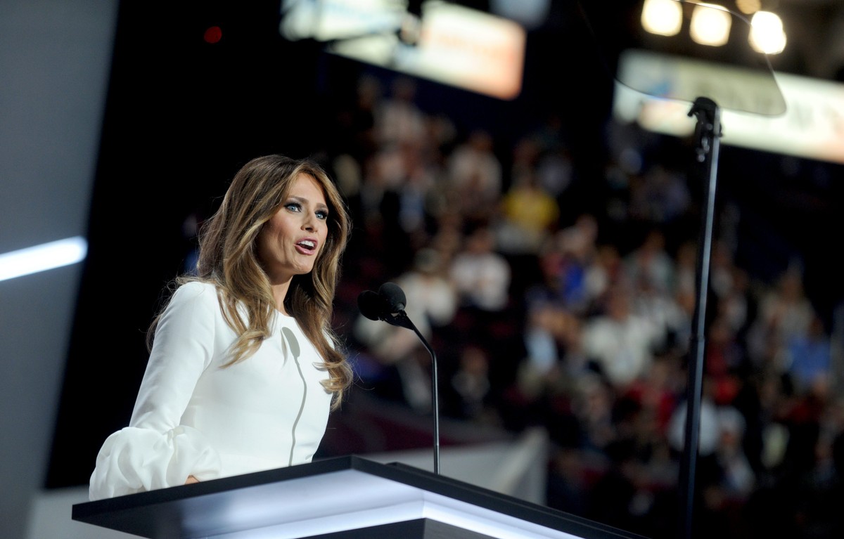Małżonka Trumpa wypowiadała się przy wielu okazjach na temat tego, jak wyglądały jej pierwsze lata w USA, dokąd - jak twierdzi - przybyła w 1996 r. i skąd musiała co jakiś czas wyjeżdżać, by odnawiać swoją wizę.
