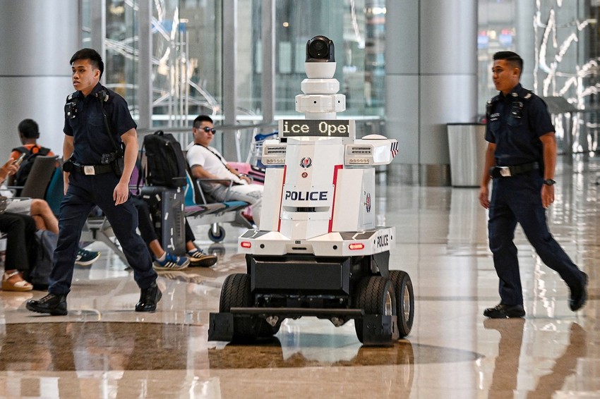 Policijski roboti na aerodromu u Singapuru