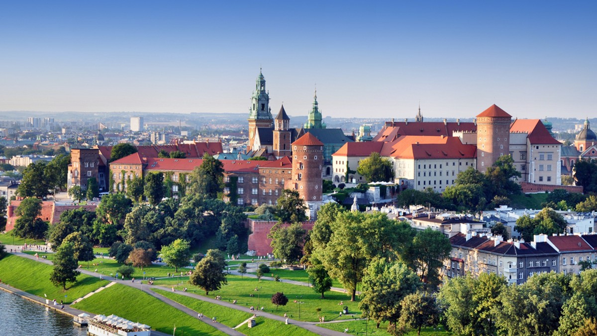 Jest już wstępna opinia zespołu ds. nazewnictwa w sprawie nazwy nowego mostu, który powstaje na trasie S7 w Krakowie. Inwestycja ma zostać oddana do użytku w drugiej połowie lipca. Jej nazwa to już tylko kwestia formalności – informują w rozmowie z reporterką Radia Kraków radny Jakub Kosek i urzędnicy z krakowskiego magistratu.