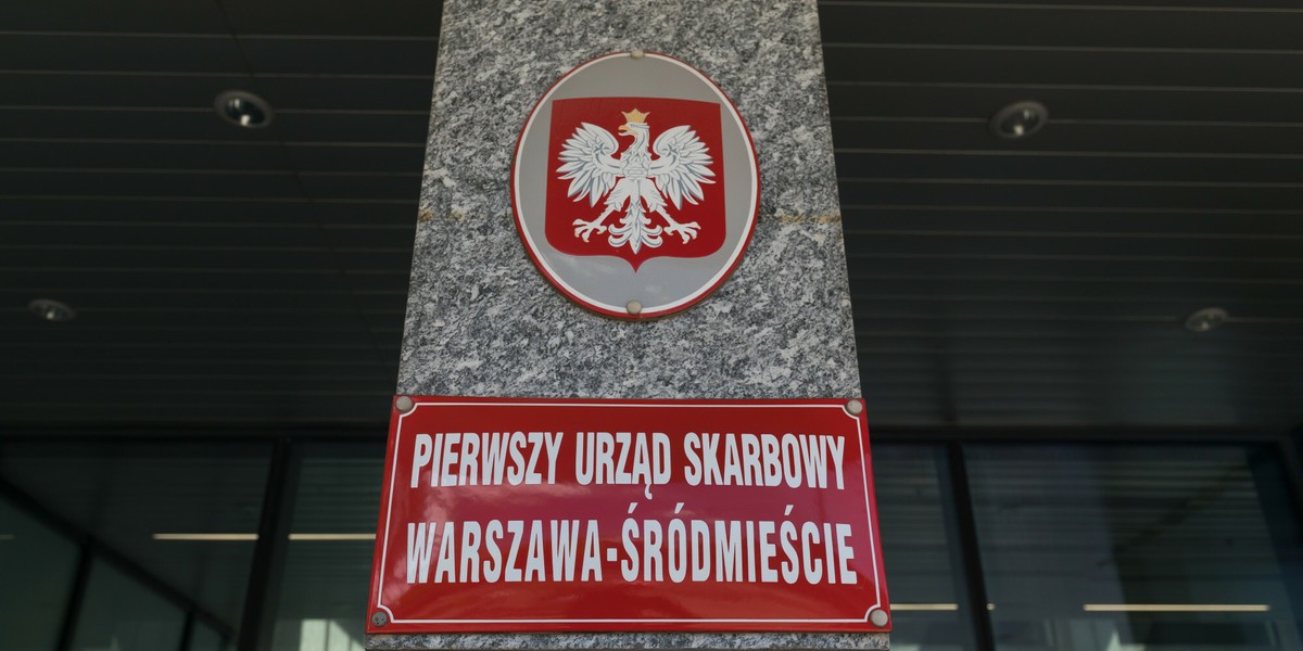 Pierwsze efekty Polskiego Ładu nie zadowoliły wielu pracowników. Zamiast zapowiadanej podwyżki wynagrodzeń, część z nich otrzymała niższą kwotę na rękę, co było przyczyną m.in. niezłożenia deklaracji PIT-2. 