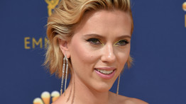Szexi vörösdémonként hódított Scarlett Johansson Velencében - fotók