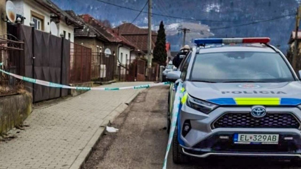 Žena po útoku nožom v Helcmanovciach zraneniam v nemocnici podľahla.