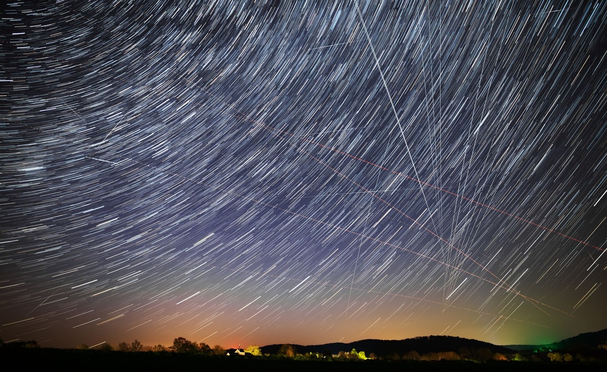 Star,Trails,And,Traces,Of,Planes,,Starlink,Satellites,And,Falling