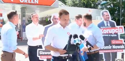 Janusz Kowalski, zamiast siedzieć w pracy, nosił po mieście karton. Tak się tłumaczy