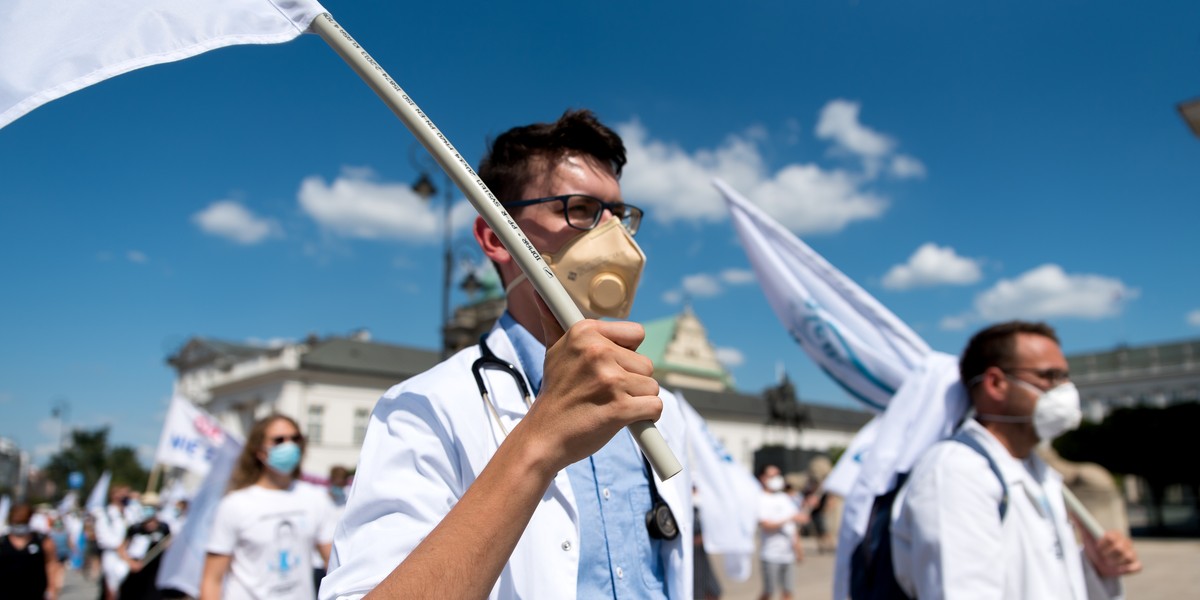 W sierpniu 2020 r. medycy wyszli na ulice sprzeciwiając się m.in. zaostrzaniu kar za niezawiniony błąd lekarski. Teraz skala protestów ma być większa (zdjęcie ilustracyjne).