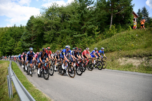 Kolarze na trasie 3. etapu 78. Tour de Pologne w Tarnawie Wyżnej