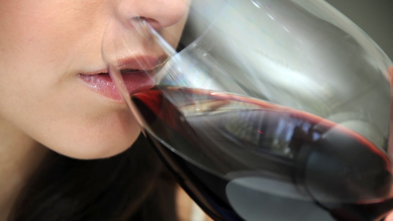 Ak sa deti dostanú k alkoholu príliš skoro, najmä pred 14. rokom života, riziko závislosti v dospelosti výrazne stúpa.