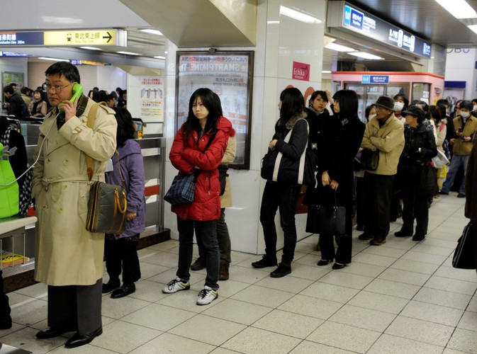 Ponieważ większość sieci komórkowych przestała działać, do publicznych aparatów ustawiały się długie kolejki
