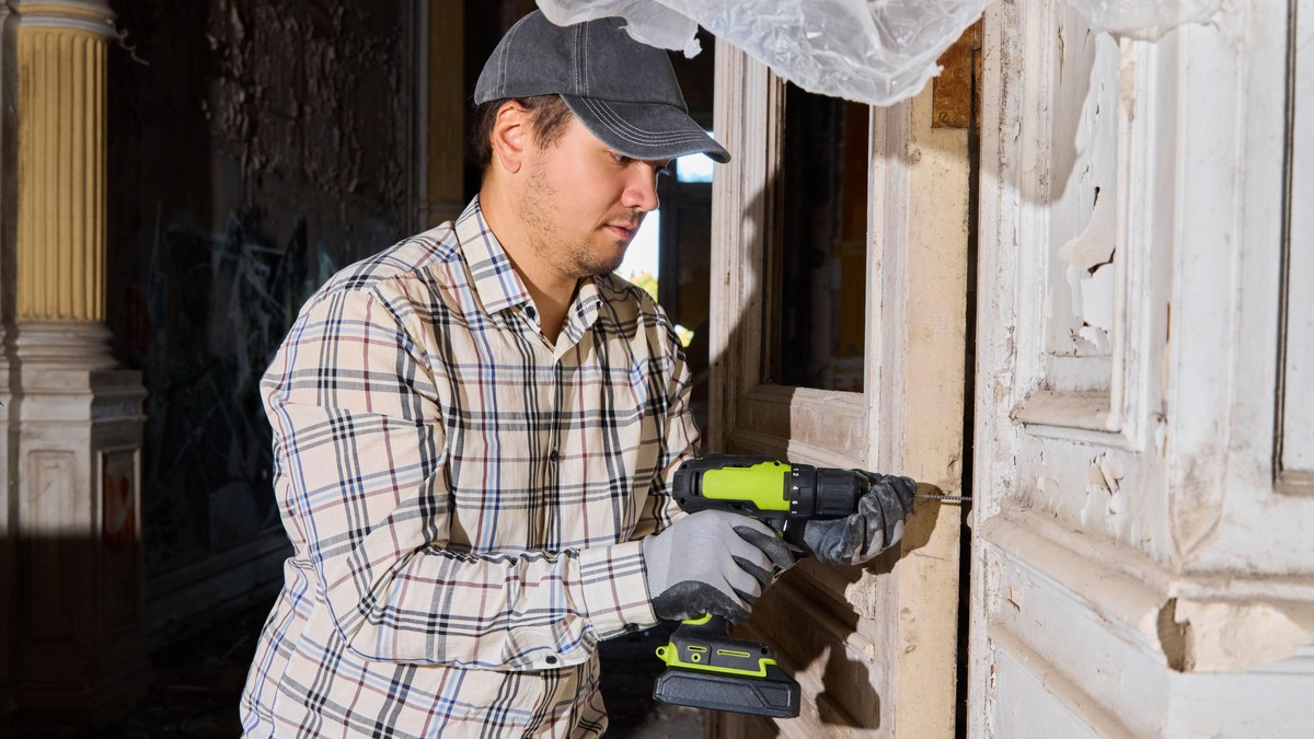 Majstor koji popravlja vrata