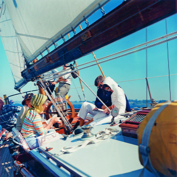 Prezydent Stanów Zjednoczonych John F. Kennedy żeglujący na pokładzie jachtu „Manitou”, nazywanego Pływającym Białym Domem, 1962 rok.