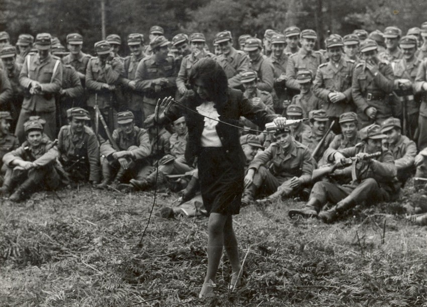 Manevri JNA u Karlobagu: Usnija pesmom zabavlja vojsku