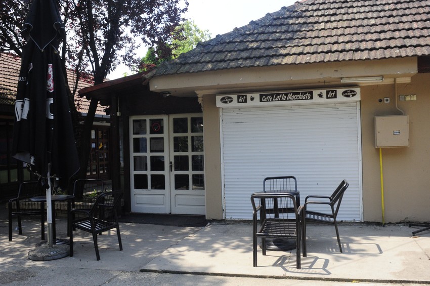 Oko kafića je već danima pusto...