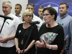 Odleciała... Ewa Kopacz na poważnej konferencji w butach uwielbianych przez hipsterów. FOTO