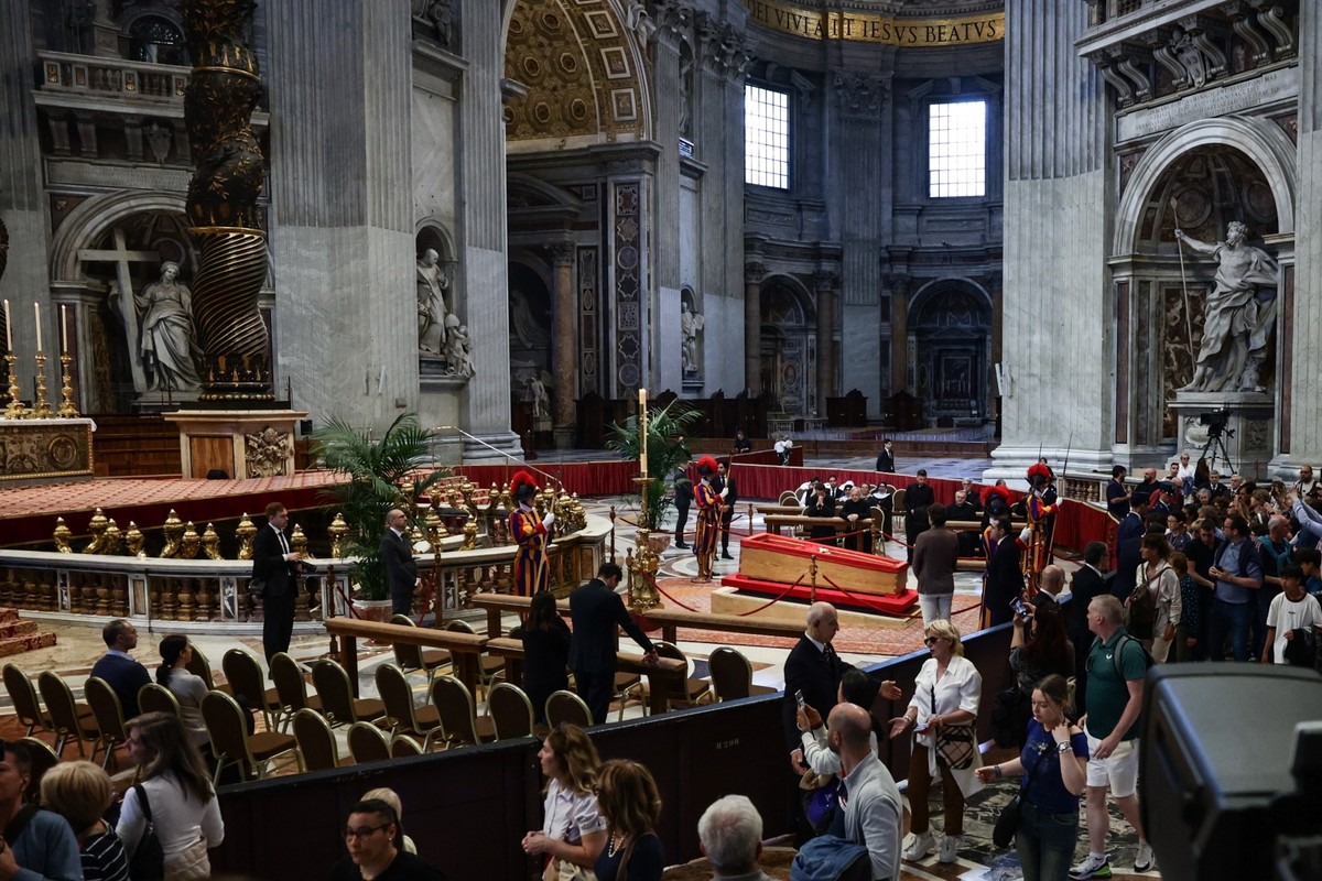 Już ponad 50 tysięcy osób oddało hołd papieżowi Franciszkowi w bazylice Świętego Piotra od środy rano do godz. 11 w czwartek