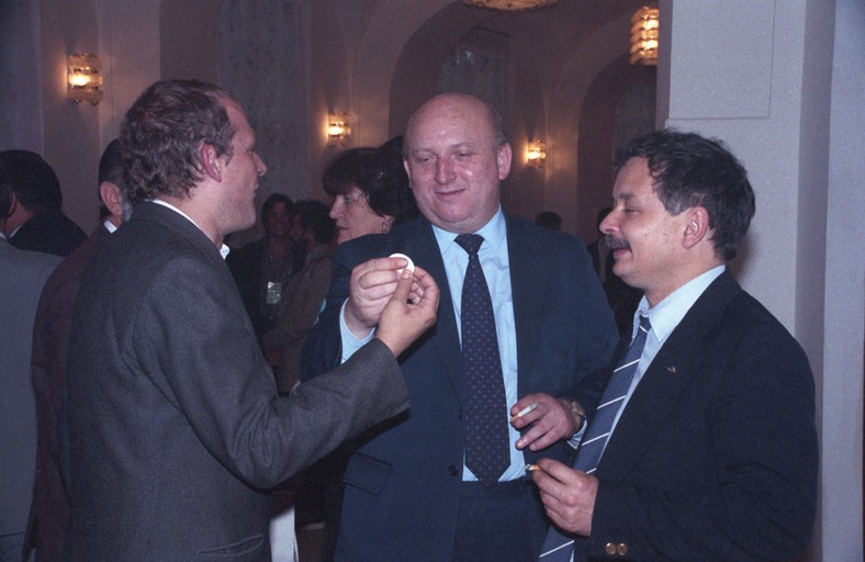 Adam Michnik, Józef Oleksy i Lech Kaczyński w 1989 r.