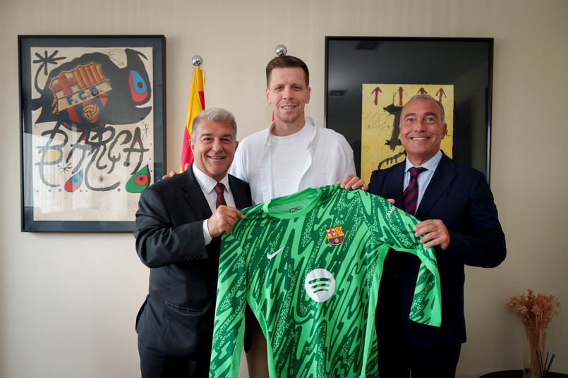 Wojciech Szczęsny tuż po podpisaniu kontraktu z Barceloną (w środku)