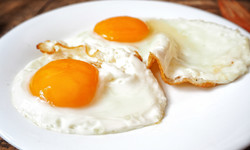 Ile kalorii mają jajka? Dietetyczka mówi konkretnie