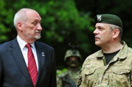 Antoni Macierewicz, minister obrony narodowej, i generał Wiesław Kukuła, dowódca WOT, podczas uroczystości przejęcia przez Dowództwo Wojsk Obrony Terytorialnej tradycji Komendy Głównej Armii Krajowej, Warszawa, 28 czerwca 2017 r.