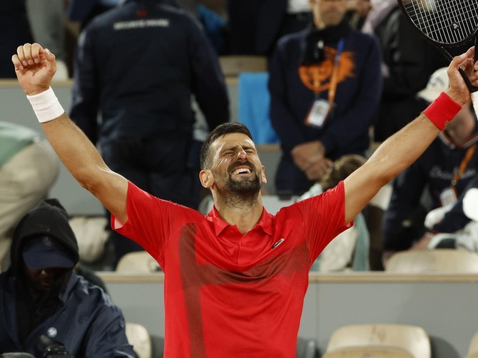 Novaka Đokovića sa tribina bodrila prelepa kuma i ceo stadion gledao je samo u nju