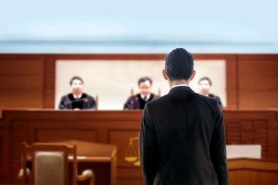 Oskarżony pomówił sędziego w mailach. Jaki sąd powinien rozpoznać sprawę?