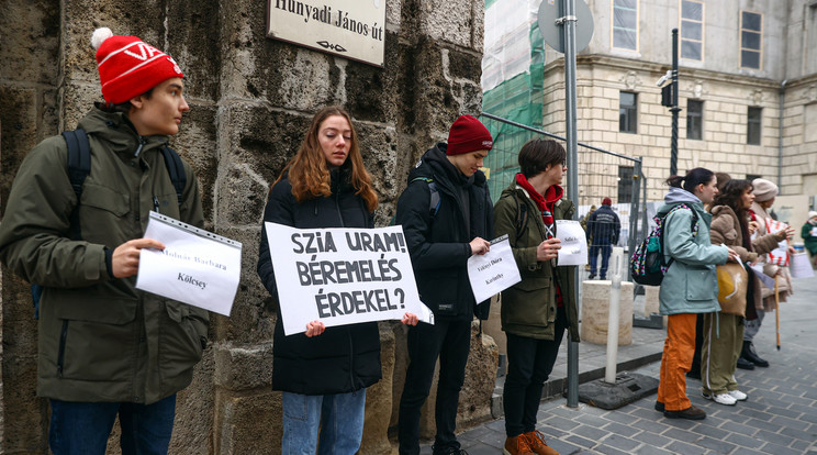  A Karmelitában levő kormányfői Hivatalnál  és a Sándor palotánál már reggel 8-kor megjelentek a diákok,/Fotó: Czerkl Gábor