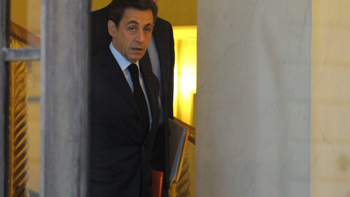 Prezydent Francji Nicolas Sarkozy zapowiedział po spotkaniu z kierownictwem związków zawodowych i organizacji pracodawców natychmiastowe uruchomienie nadzwyczajnych środków na walkę z bezrobociem i szkolenia zawodowe w łącznej kwocie 430 mln euro.