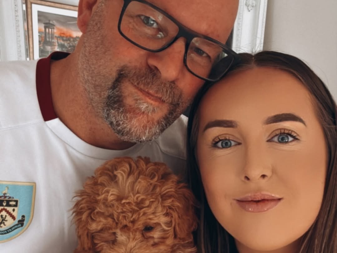 Abi McMahon tvorí pár s Jonnym Mitchellom. 