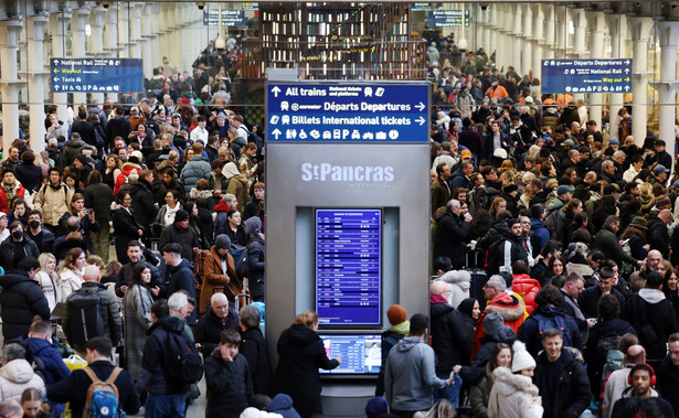 Pasażerowie na terminalu Eurostar na stacji kolejowej St.Pancras w Londynie
