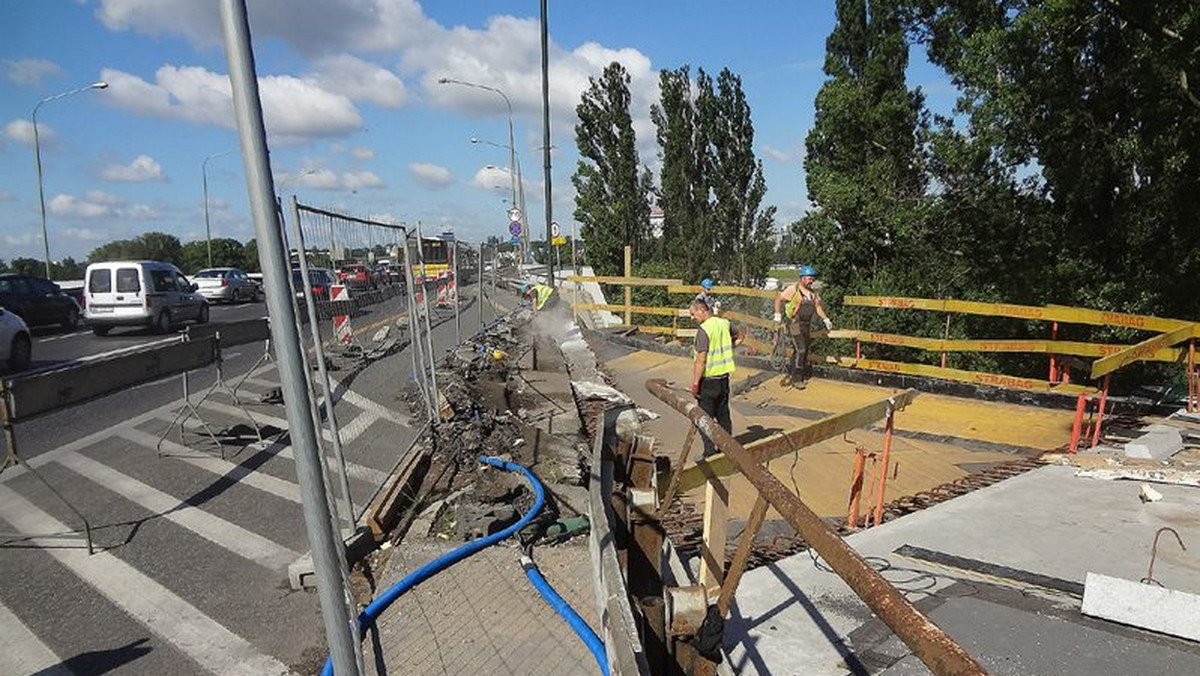 Połączenie nowej estakady z wiaduktami Trasy Łazienkowskiej zaplanowali na najbliższy weekend drogowcy. To oznacza utrudnienia dla kierowców. W piątek zostanie zamknięta jedna jezdnia mostu Łazienkowskiego. Tak będzie do poniedziałku.