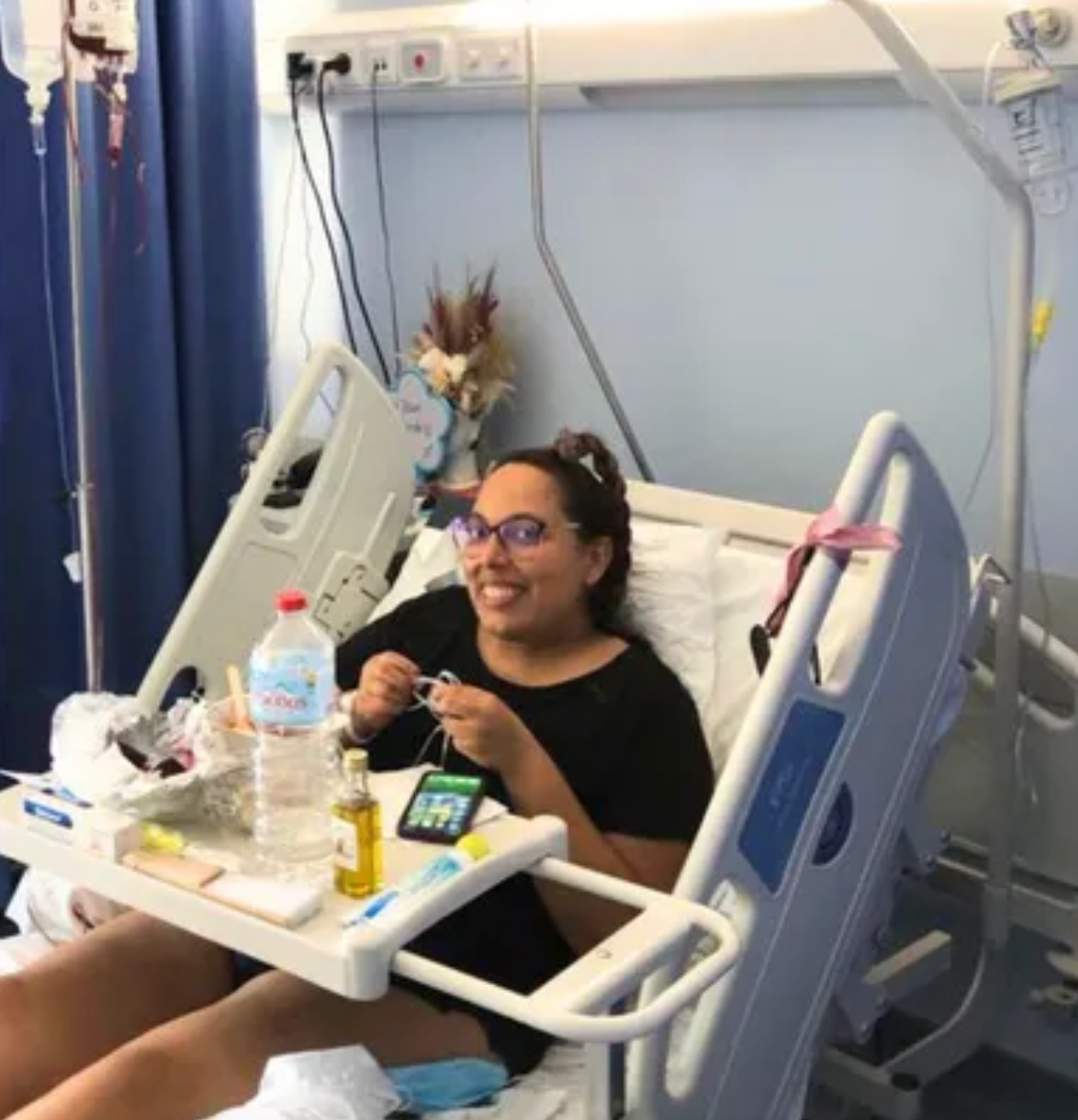 Sandra je od 29. augusta stále na ostrove Kréta a lieči sa v miestnej nemocnici.