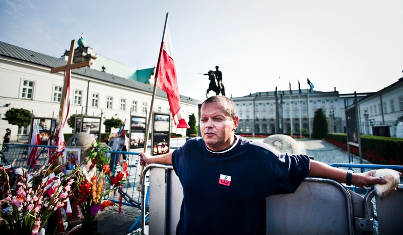 10.08.2010. Warszawa. Jarosław Kaczyński złożył kwiaty i modlił się pod krzyżem przed Pałacem Prezydenckim w 4 miesiące po katastrofie smoleńskiej. Na zdjęciu jeden z 