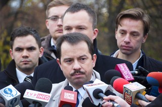 Artur Zawisza usłyszał zarzuty za jazdę samochodem bez uprawnień. Były poseł odmówił składania wyjaśnień