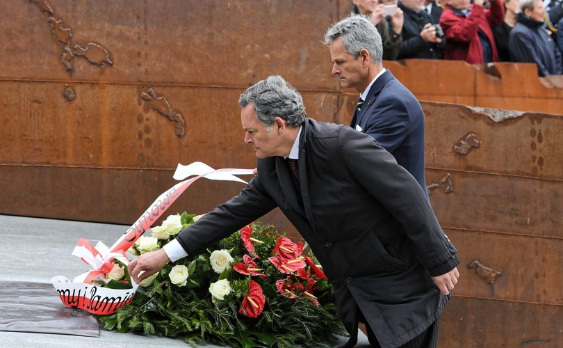 Wnukowie admirała, od prawej, Marek i Krzysztof