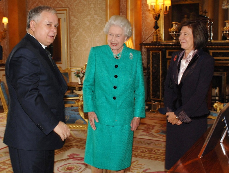 Prezydent Lech Kaczyński, królowa i Maria Kaczyńska w Pałacu Buckingham, 2006 r.