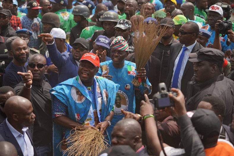 Ambode  acknowledges cheers from APC faithful during flagoff of Lagos campaign rally on January 8, 2019. (Lagos APC) 