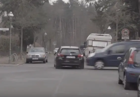 Gdy zobaczysz to nagranie, na własne oczy przekonasz się, jak ważne w samochodzie są pasy bezpieczeństwa i poduszki powietrzne