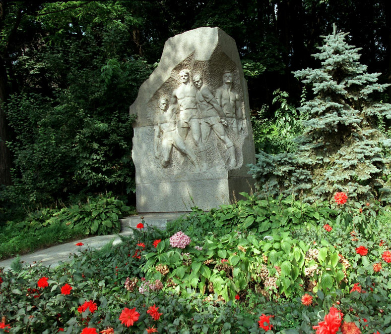 Pomnik przedstawiający czterech piłkarzy Startu. Monument znajduje się przed Stadionem Dynamo im. Walerego Łobanowskiego w Kijowie. Odsłonięto go w 1971 r.