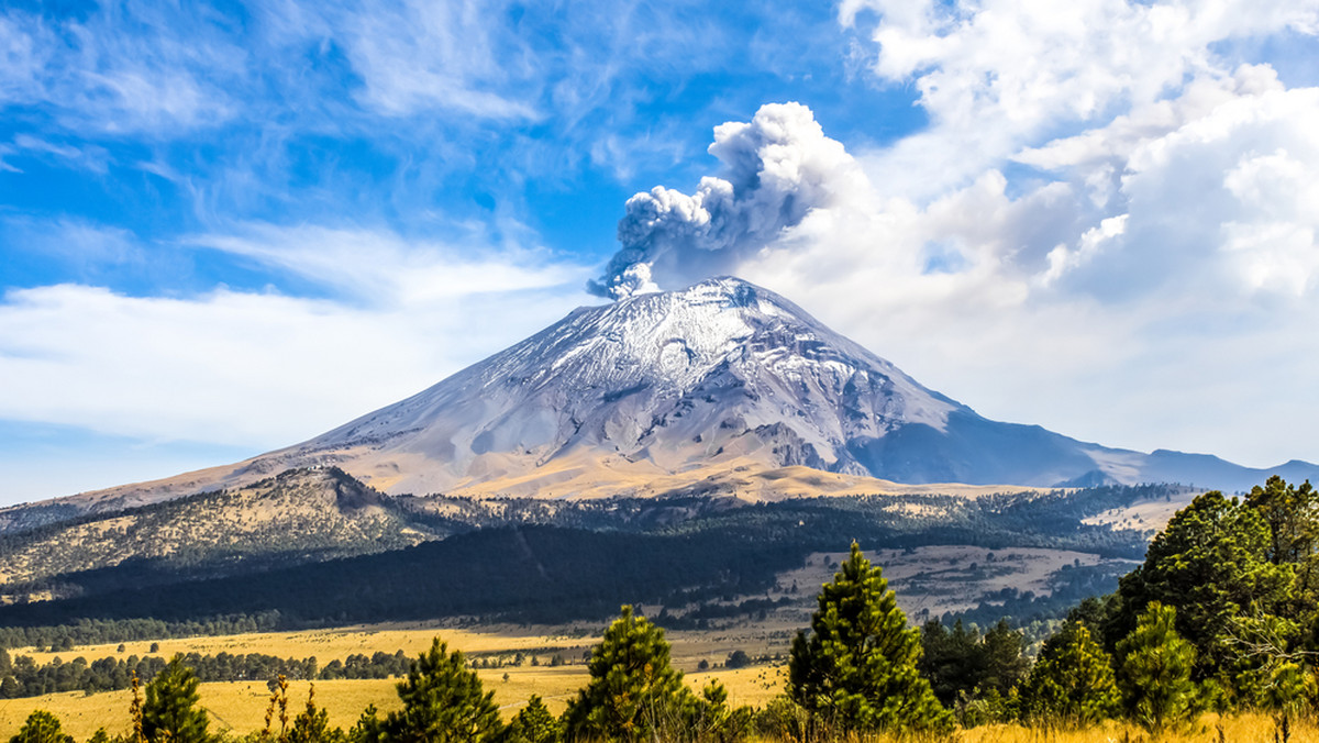 "Żółty alert" w Meksyku: wulkan Popocatepetl zagraża lotnictwu