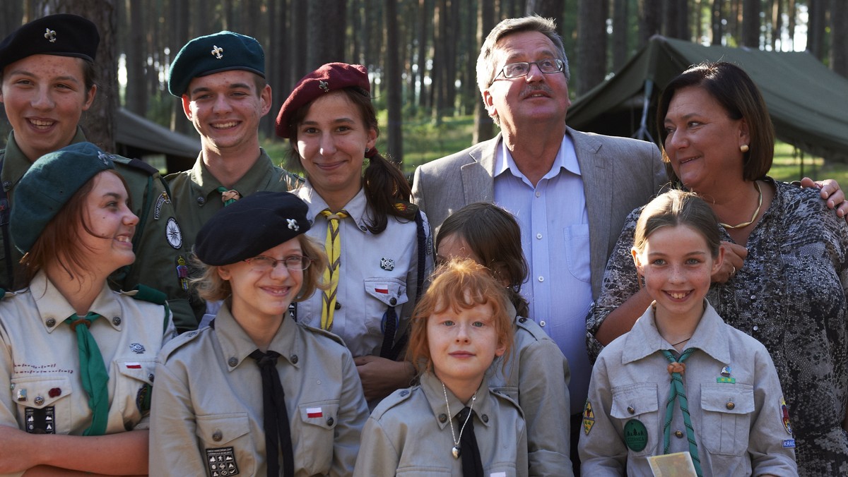 Prezydent Bronisław Komorowski uważa, że harcerstwo to "praca nad sobą i dla innych", aby świat był chociaż trochę lepszy. Podczas środowego spotkania w Czernicy (Pomorskie) z harcerzami z różnych organizacji apelował do nich o wzajemne braterstwo.